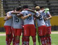Jugadores de El Nacional se abrazan antes del parido ante Vinotinto FC por la final de la Copa AFNA