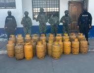 Las FF.AA. decomisaron 23 cilindros de gas que estaban en tres carros abandonados en Huaquillas.