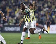 El delantero del Fenerbahce, Enner Valencia, marcó el tercer gol de la victoria de su equipo ante Trabzonspor