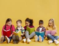 Imagen referencial de niños leyendo.