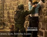 Un militar al momento de hacer un registro.
