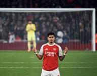 Piero Hincapié en un partido con el Arsenal por la Premier League