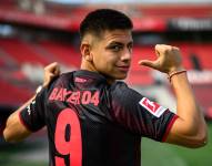 El argentino Claudio Echeverri posando con la camiseta de Bayer Leverkusen