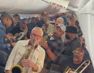 Momento en el que Dave Koz y su banda tocaron en un avión
