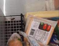 En un video publicado en redes sociales se observan cucarachas andando entre los congeladores y refrigeradoras donde se almacena comida.