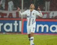 El delantero de Liga de Quito, Lisandro Alzugaray, celebra su gol contra Independiente del Valle por la LigaPro