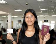 Una usuaria muestra su cédula y pasaporte.