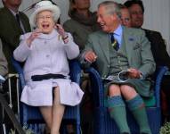 La reina Isabel y el príncipe Carlos animan a los competidores que participan en una carrera de sacos en el Braemar Gathering en Braemar, Escocia, Gran Bretaña, el 1 de septiembre de 2012. REUTERSRussell Cheyne