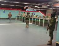 Militares brindan seguridad en las instalaciones del Metro de Quito.