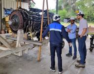 Imagen de personas revisando maquinaria de termoeléctricas en Ecuador.