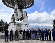 Rafael Kargren (c), experto aeroespacial de la NASA junto a investigadores ecuatorianos, personal de la Estación Cotopaxi del Instituto Espacial Ecuatoriano, y empresarios locales, el 30 de octubre 2023.