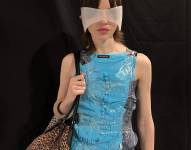 Modelo de Balenciaga en la semana de la moda en París.