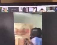 Fotograma de un video publicado en redes sociales en donde un sujeto amenaza a estudiantes y docentes en un aula virtual.