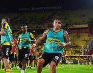 Mario Pineida realiza trabajos precompetitivos en un partido con Barcelona SC por la LigaPro