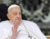El papa Francisco saluda a los fieles al final de la Misa del Domingo de Ramos en la Plaza de San Pedro en el Vaticano, el 13 de abril de 2025.
