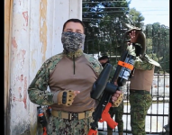 Militares exhiben las armas no letales que usan para disuadir protestas violentas en Ecuador.