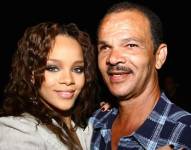 Fotografía de Rihanna con su papa Ronald Fenty.