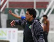 El entrenador de Mushuc Runa, Paúl Vélez, en el partido contra Macará por la Liga Ecuabet conectada por Xtrim