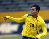Jaime Iván Kaviedes celebra un gol con la selección de Ecuador