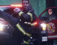 Bomberos de la Isla Pender recreando la escena de béisbol de Crepúsculo.