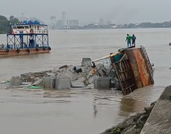 Gabarra cae a río en Durán