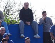 Marcelo Bielsa vio un partido de la Liga de Uruguay desde una tribuna.