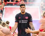 Piero Hincapié en un partido con el Bayer Leverkusen