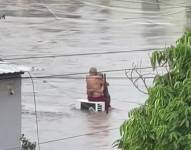 Adultos mayores fueron rescatados tras permanecer abrazados sobre el techo de su vivienda tras inundaciones en Veracruz, México.