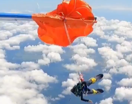 Paracaidista atrapado en la cola del avión.