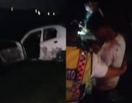 Imagen de un auto estrellado en la vía Durán-Boliche, y un agente de tránsito siendo auxiliado por sus colegas, tras un accidente.
