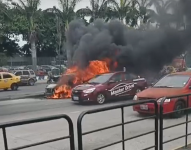 Auto en llamas en Guayaquil