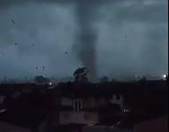 El tornado moviéndose por las localidades de Cernusco Naviglio y Gessate, en Milan, Italia.