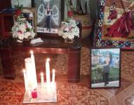 En la casa de Leslie Cuzco su familia le puso unas velas a sus fotos.