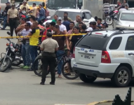 Imagen de personas rodeando una escena del crimen en Babahoyo, el 9 de marzo de 2024.