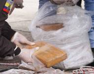 En mayo de 2025, la Policía capturó a 13 personas como parte de una red que enviaba droga hacia España en cargamentos de pitahaya vía aérea. Tres eran agentes antinarcóticos.