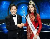 Nawat y Fátima Bosch en la final de Miss Universo en Tailandia.