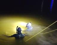 Los buzos durante el rescate de la víctima.