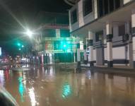 En la zona urbana de Chone se rebosó el sistema pluvial.
