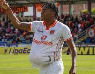 Kevin Becerra celebra un gol con Libertad FC