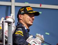 Max Verstappen, piloto de Red Bull Racing con el trofeo en sus manos, tras ganar el Gran Premio de Hungría