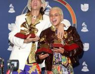 Ca7riel y Paco Amoroso con los Latin Grammy que ganaron.