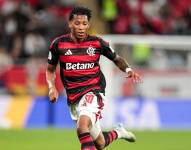 El ecuatoriano Gonzalo Plata conduce el balón en el partido contra el Pyradmids de Egipto por la semifinal de la Copa Intercontinental