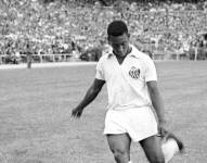 Imagen de archivo del fallecido futbolista brasileño Edson Arantes do Nascimento Pelé en el equipo del Santos de Brasil.