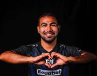 Junior Sornoza posa con la foto de Independiente del Valle