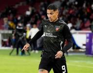 El delantero Paolo Guerrero conduce el balón en el partido ante Deportivo Cuenca por Liga Pro