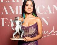 Helena Gualinga con su reconocimiento