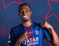 Willian Pacho, luce la camiseta del París Saint-Germain