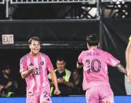 Messi celebrando el segundo gol del encuentro con Tadeo Allende.