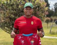 Antonio Valencia posando junto a la camiseta de El Nacional.