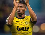 Delantero ecuatoriano, Kevin Rodríguez, aplaudiendo tras su partido con el Union Saint Gilloise